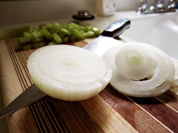 https://www.eatwell101.com/wp-content/uploads/2012/01/cut-onion-chop-onion-peel-onion-without-tear-crying-600x450.jpg