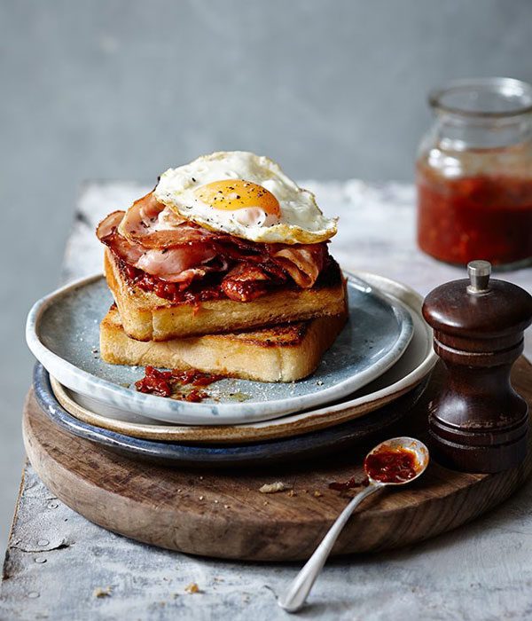 https://www.eatwell101.com/wp-content/uploads/2014/11/quick-bacon-egg-sandwich-600x700.jpg