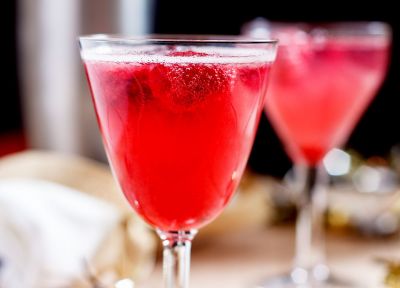 https://www.eatwell101.com/wp-content/uploads/2016/12/new-year-raspberry-cocktail-400x288.jpg