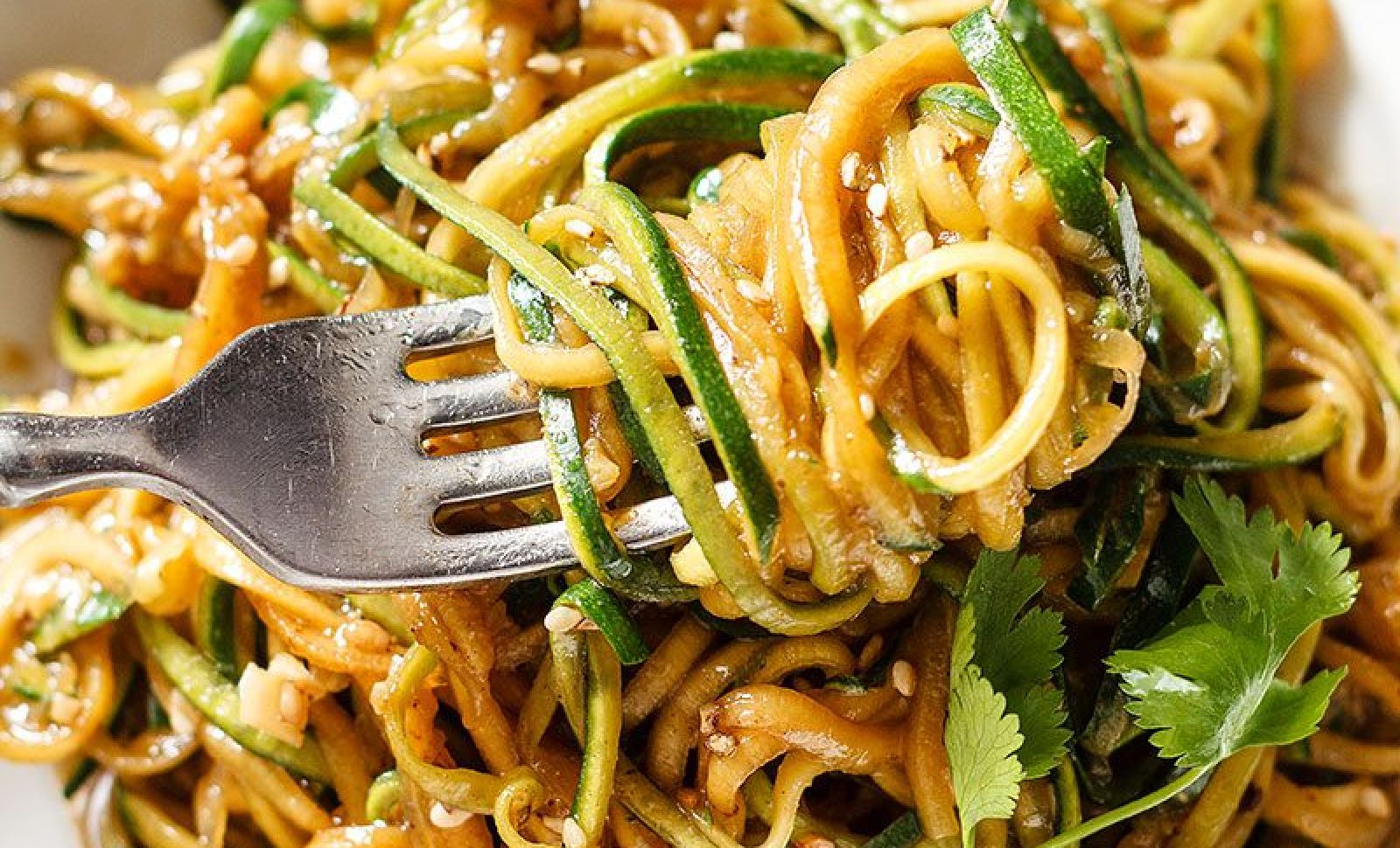 https://www.eatwell101.com/wp-content/uploads/2017/02/Teriyaki-Zucchini-Noodles-1600x970.jpg