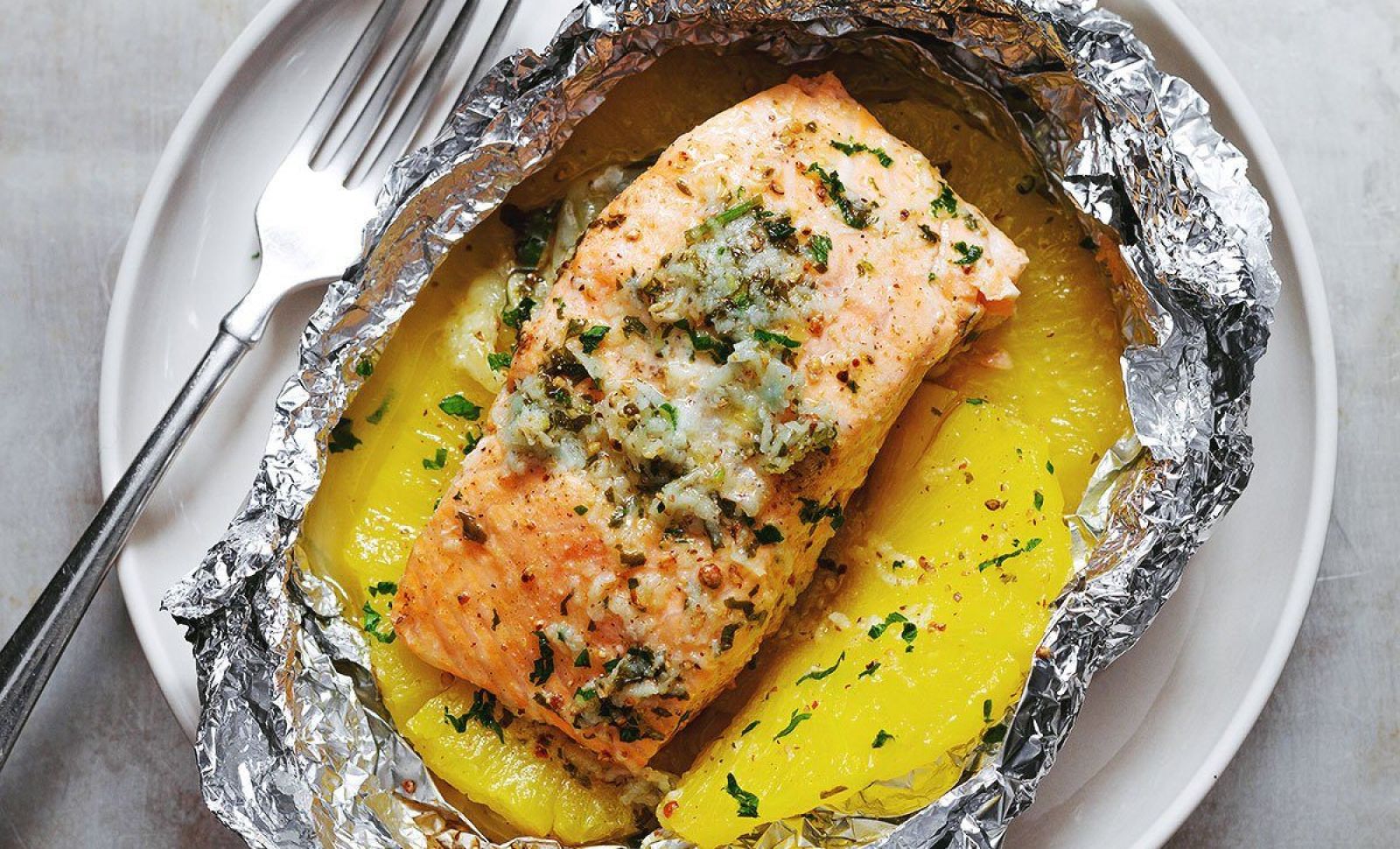 https://www.eatwell101.com/wp-content/uploads/2017/04/Honey-Garlic-Lemon-Butter-Salmon-in-Foil-1600x970.jpg