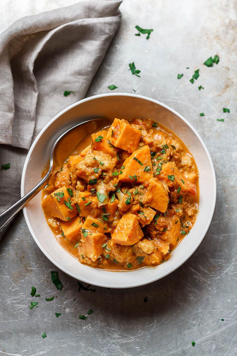 kalafior Sweet Potato Curry - szybki i pocieszający wegański obiad, który jest ładowany z delikatnym słodkim ziemniakiem i kalafiorem. 