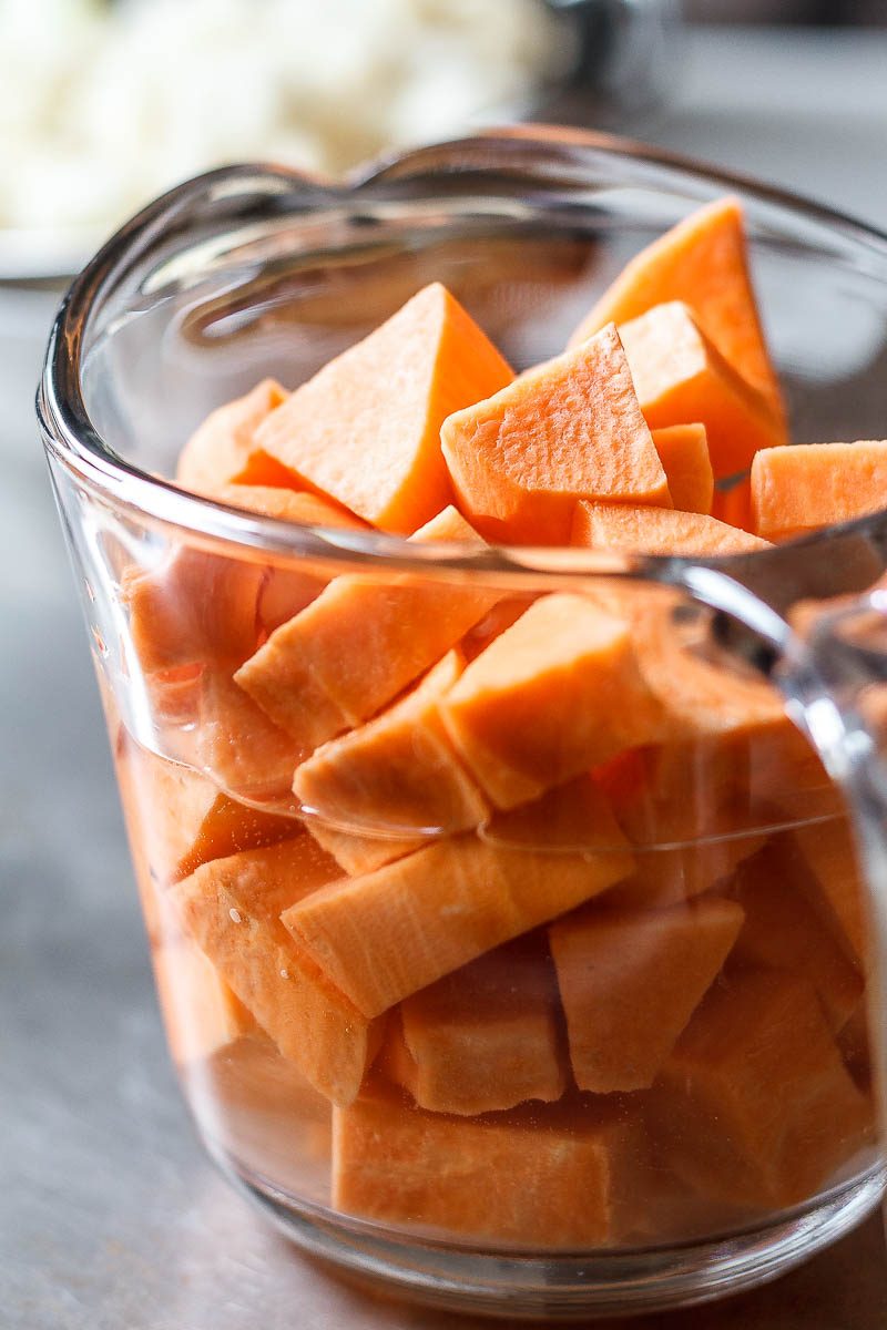  Cavolfiore Sweet Potato Curry - Una cena vegana veloce e confortante che è caricato con tenera patata dolce e cavolfiore. 