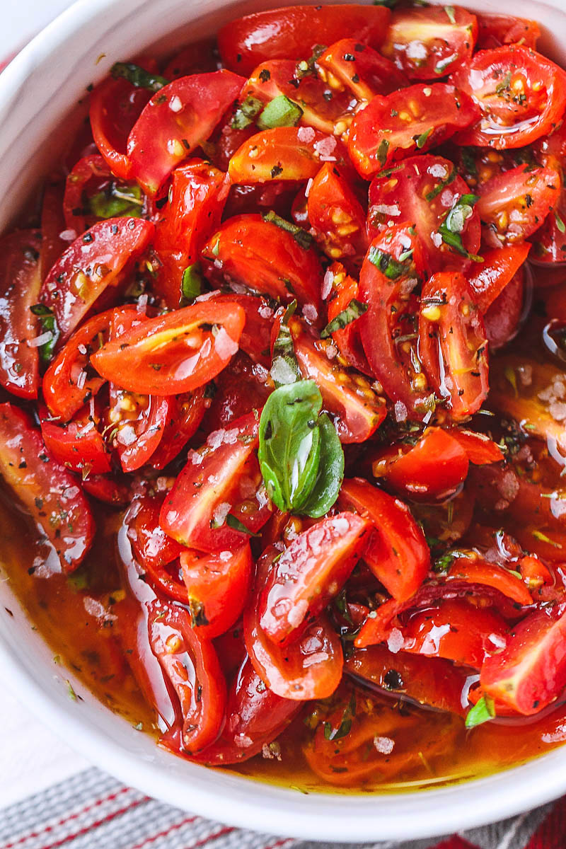 Marineret kirsebærtomatsalat - Virkelig, reeeeeeeeelt lækker! En super simpel tomatsalat med masser af smag.