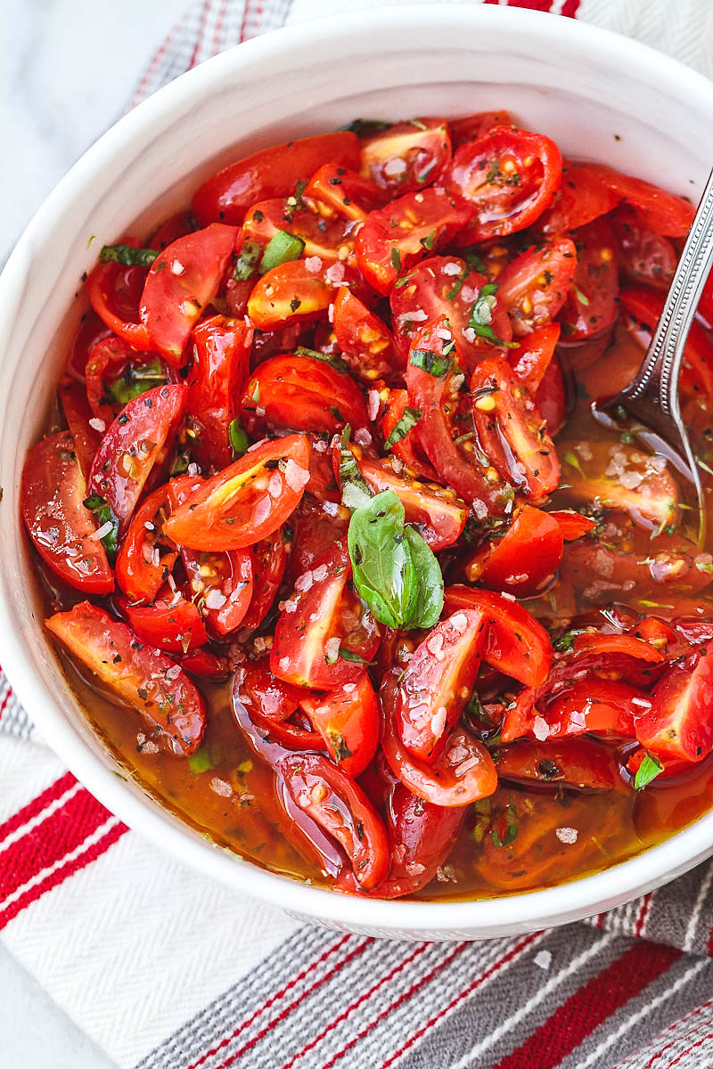 Salada de tomate cereja marinada - Realmente, reeeeeeally deliciosa! Uma salada de tomate super simples com um ponche de sabor.