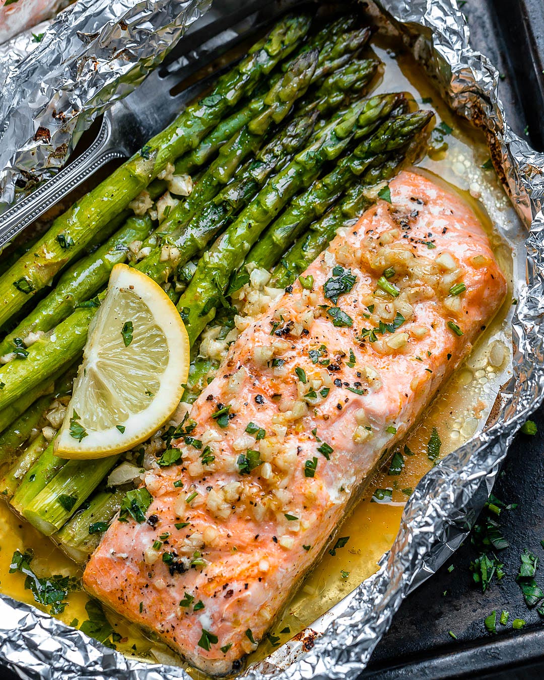 Baked Salmon in Foil with Asparagus and Garlic Butter Sauce – Baked ...