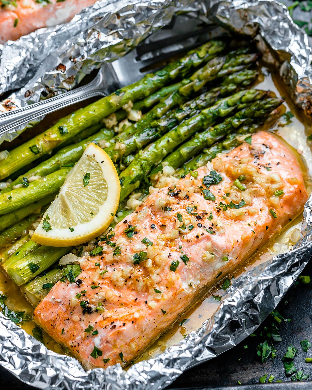 Baked Salmon in Foil with Asparagus and Garlic Butter Sauce – Baked ...