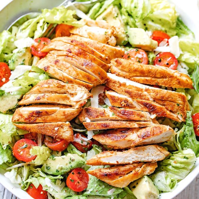 https://www.eatwell101.com/wp-content/uploads/2019/04/Blackened-Chicken-and-Avocado-Salad-recipe-1-680x680.jpg