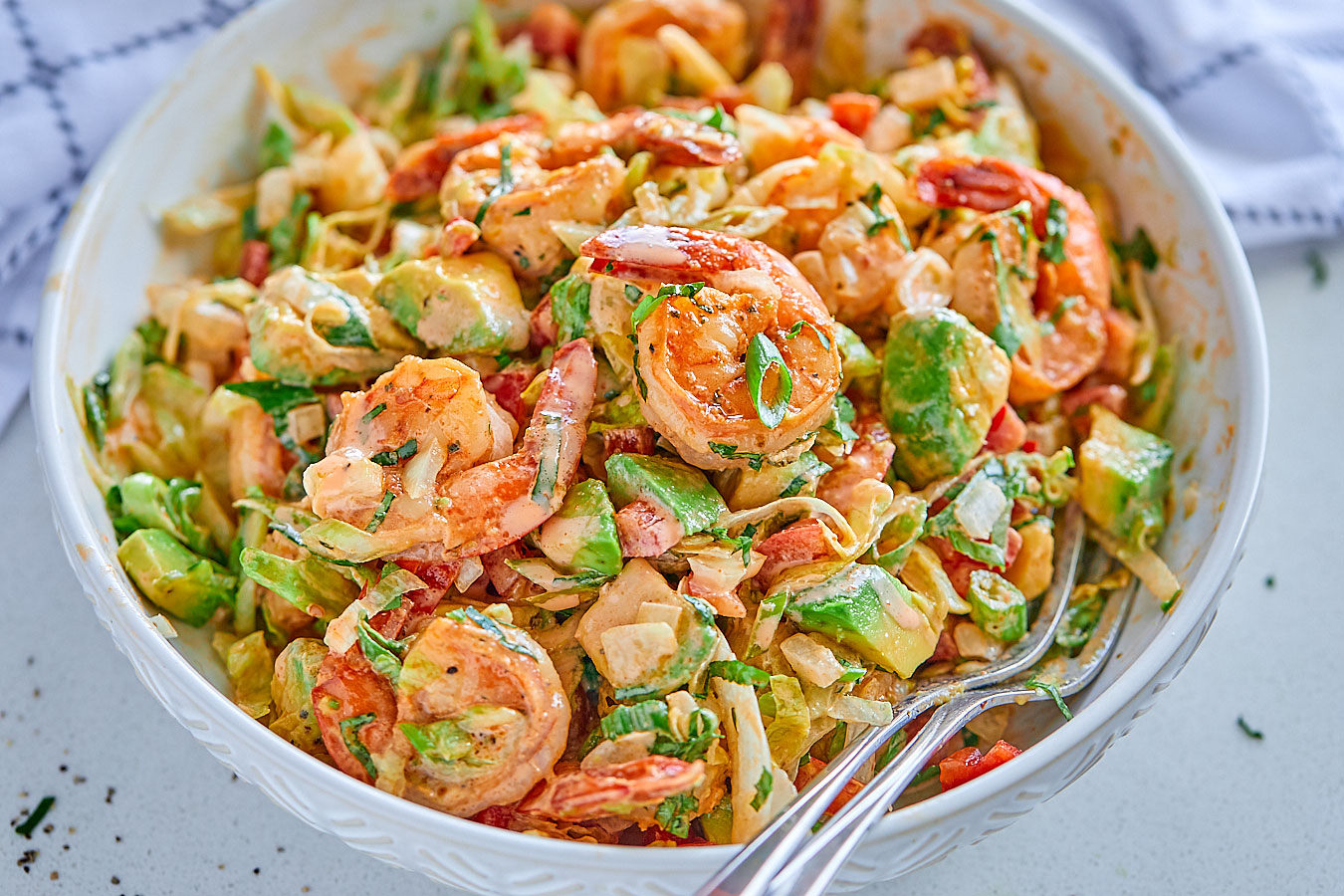 https://www.eatwell101.com/wp-content/uploads/2019/05/lettuce-shrimp-avocado-salad-healthy.jpg