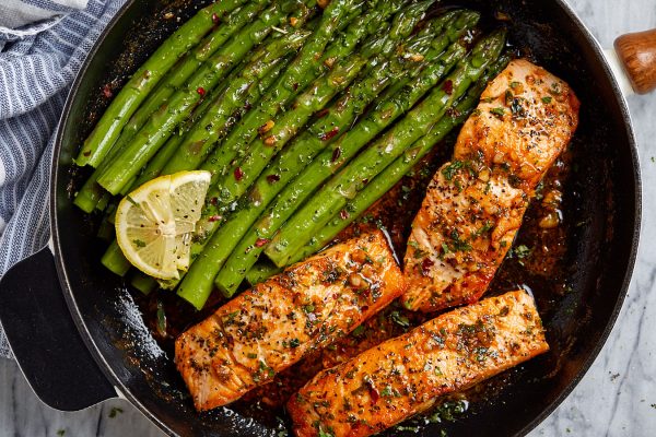 https://www.eatwell101.com/wp-content/uploads/2019/06/Garlic-Butter-Salmon-with-Lemon-Asparagus-Skillet-600x400.jpg