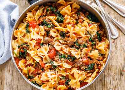 https://www.eatwell101.com/wp-content/uploads/2019/10/Tomato-Spinach-Sausage-Pasta-400x288.jpg