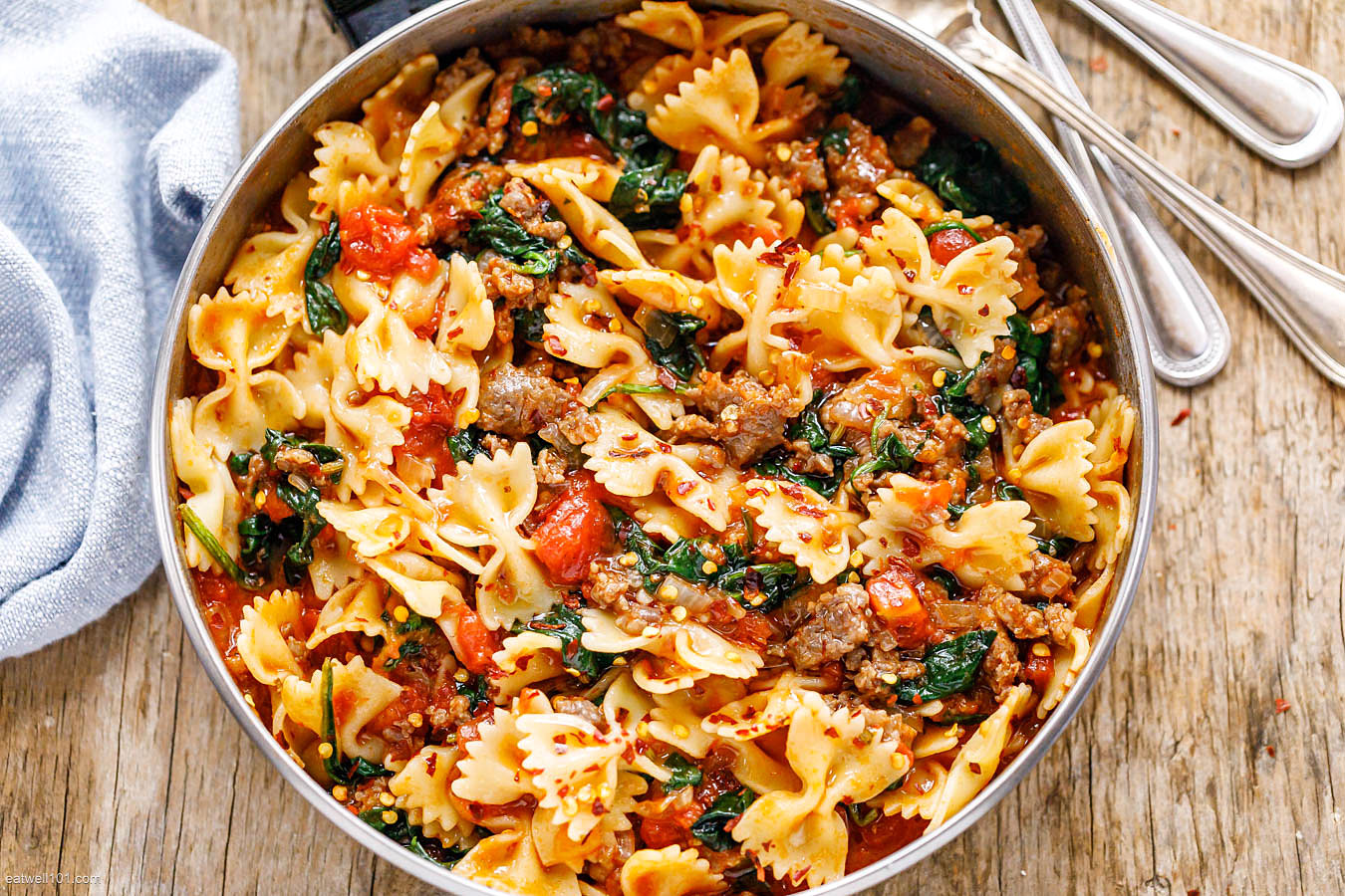 https://www.eatwell101.com/wp-content/uploads/2019/10/Tomato-Spinach-Sausage-Pasta.jpg