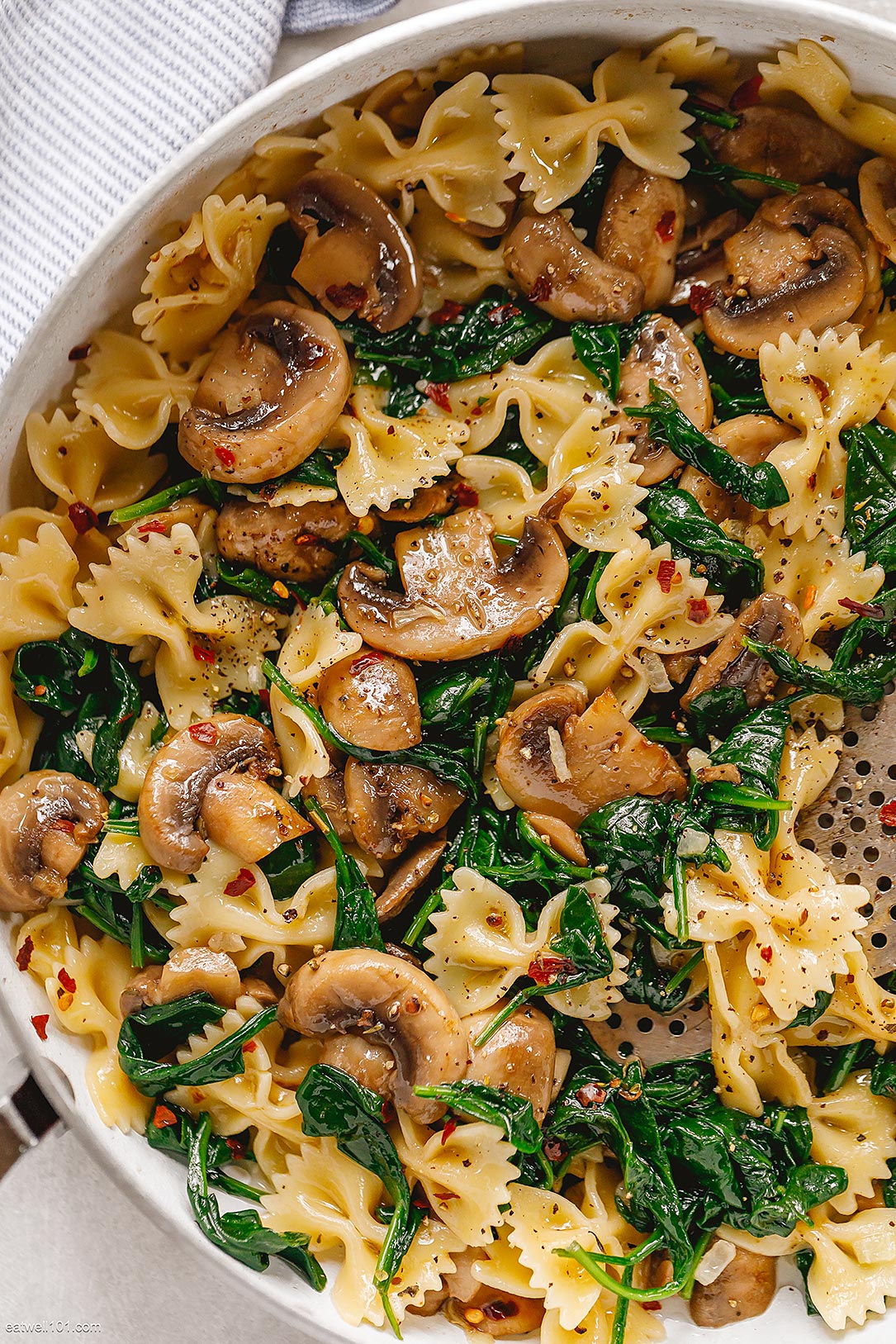 Parmesan Spinach Mushroom Pasta Skillet Recipe – Best Pasta Recipe —  Eatwell101