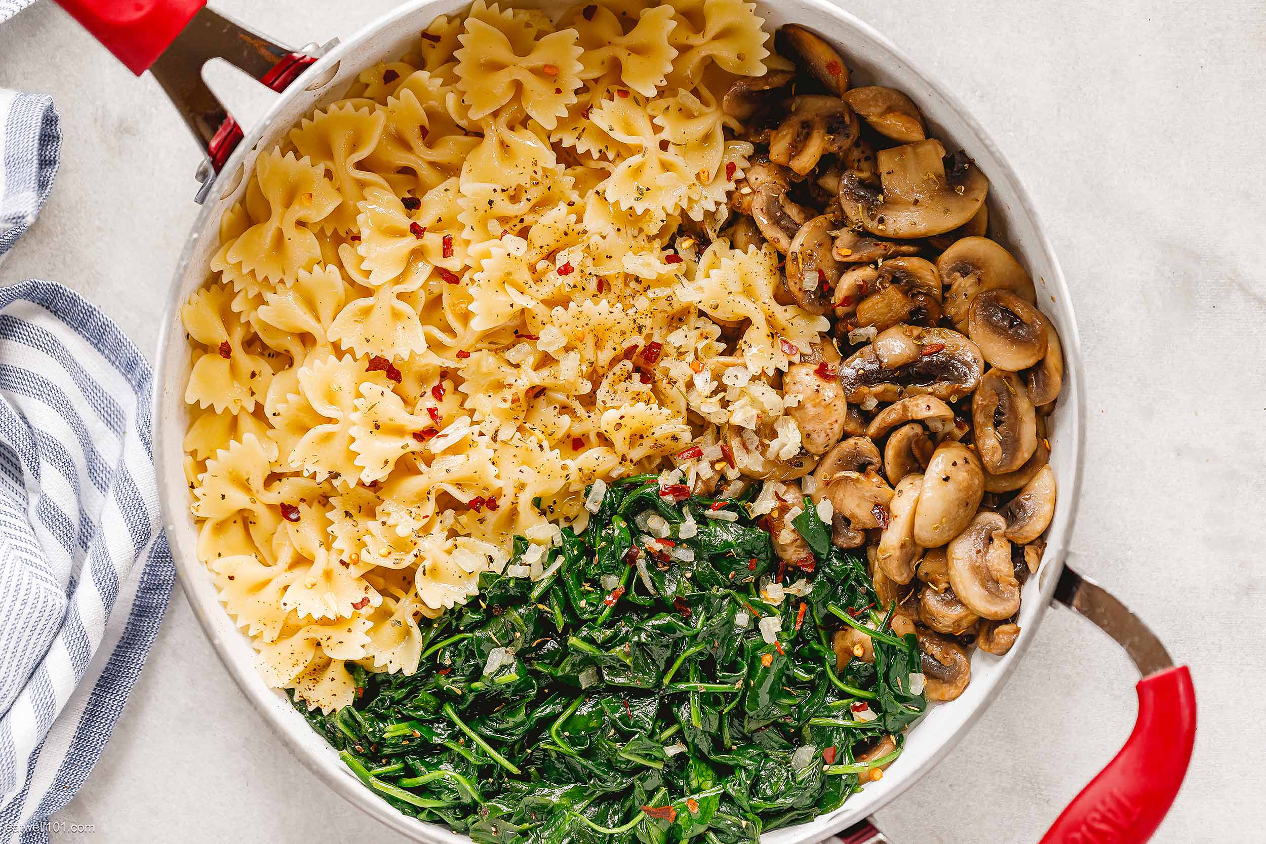 Parmesan Spinach Mushroom Pasta Skillet Recipe – Best Pasta Recipe —  Eatwell101
