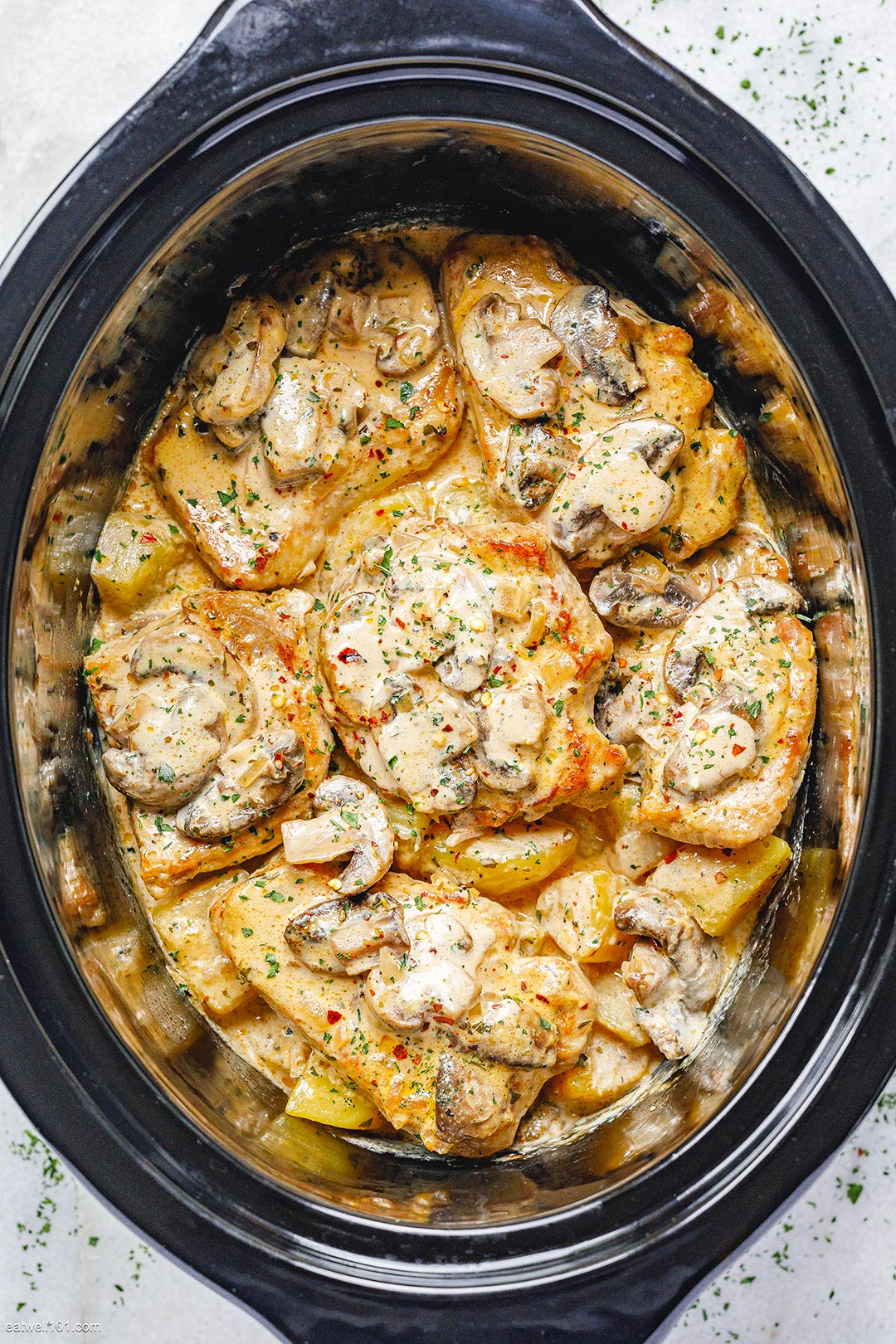 Creamy Garlic Pork Chops Recipe with Mushrooms and Potatoes – Crockpot ...