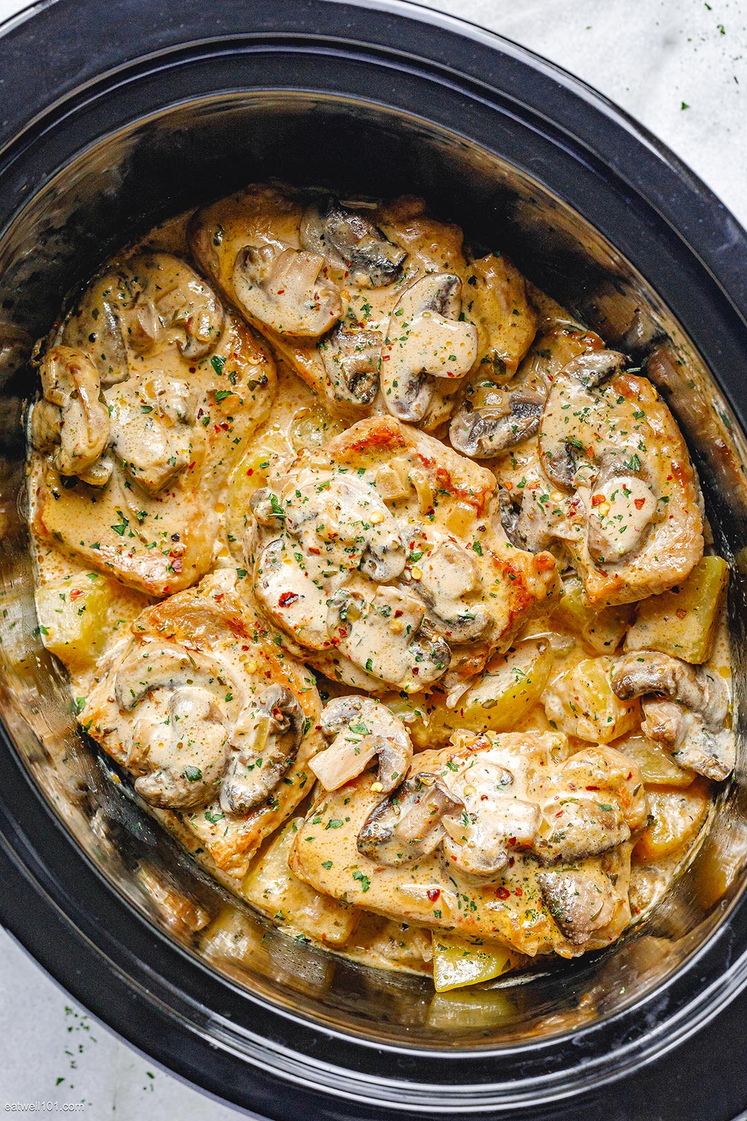 Creamy Garlic Pork Chops Recipe with Mushrooms and Potatoes – Crockpot ...