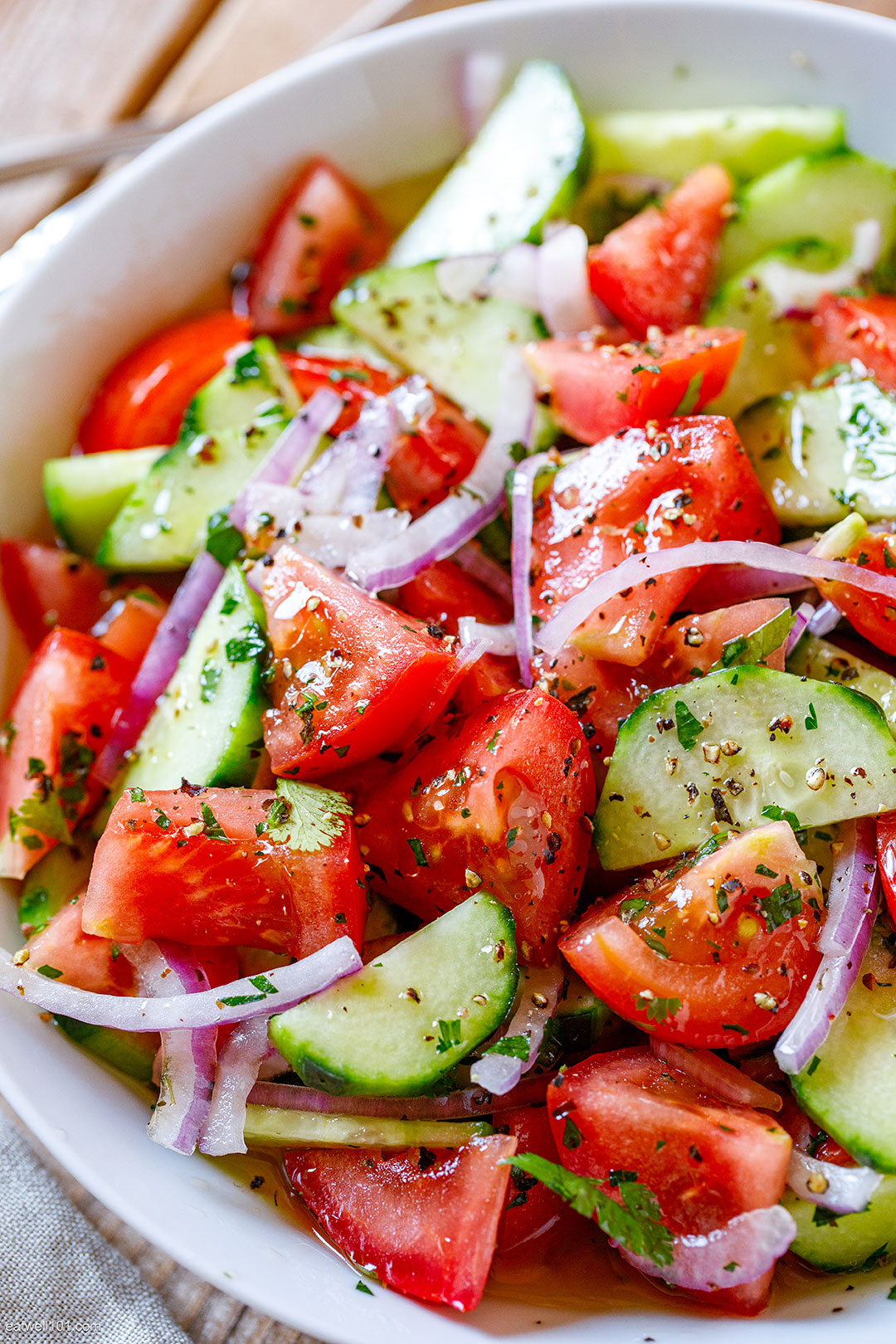 https://www.eatwell101.com/wp-content/uploads/2020/06/Tomato-Cucumber-Salad-Recipe-9.jpg