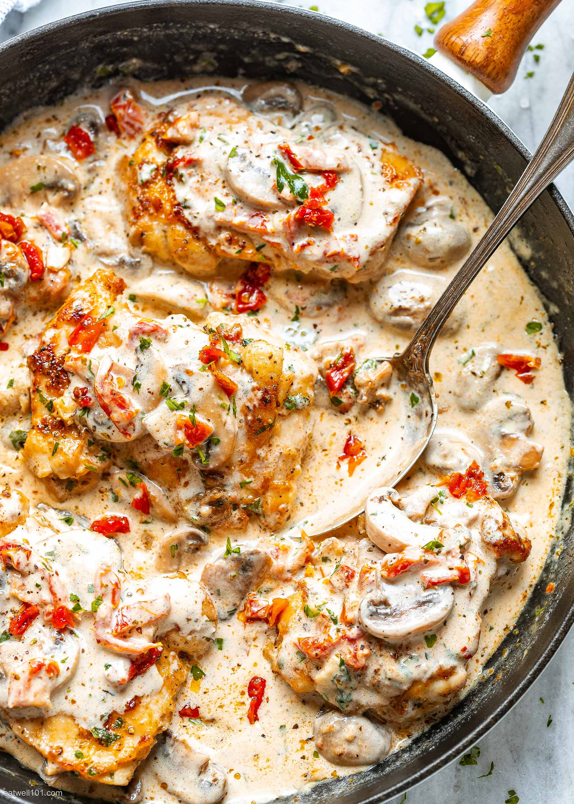 Garlic Chicken Thighs Recipe in Creamy Mushroom Sauce – Chicken Thighs ...