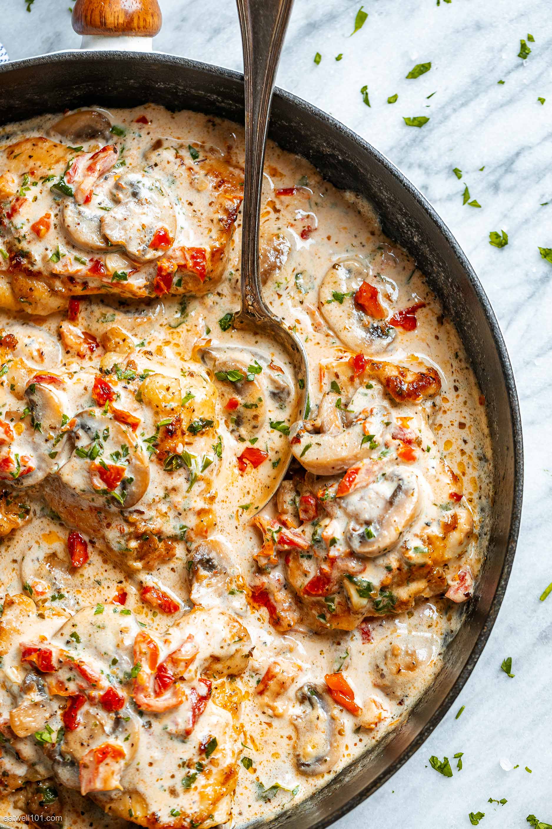 Garlic Chicken Thighs Recipe in Creamy Mushroom Sauce – Chicken Thighs ...