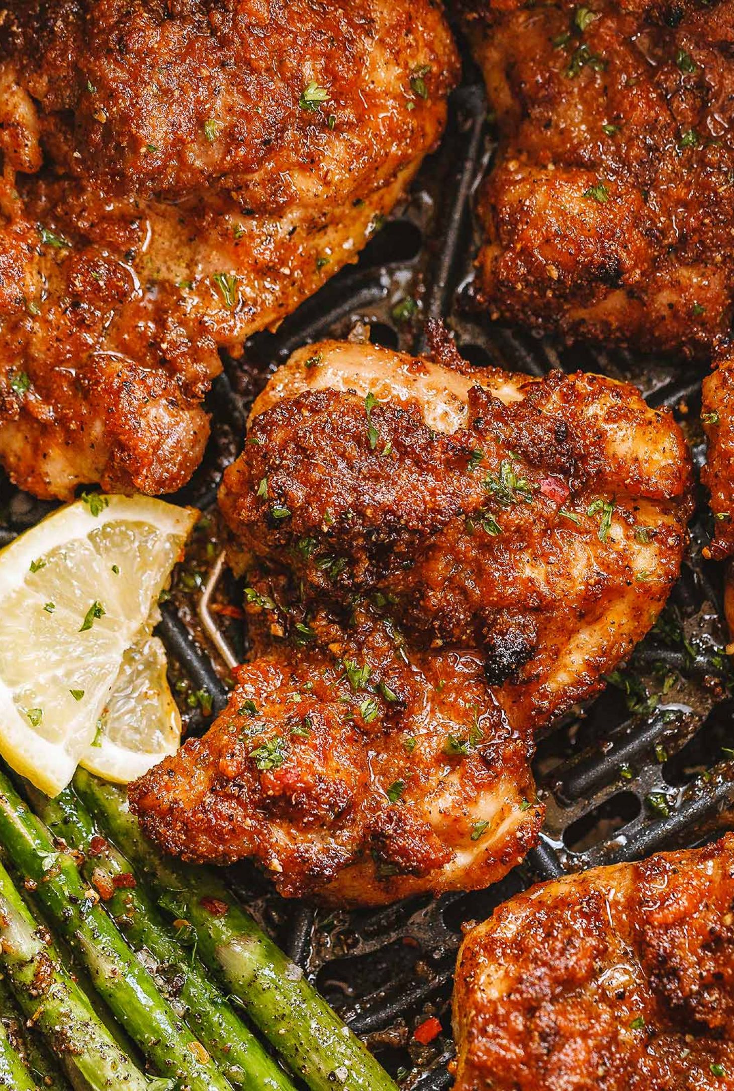 Air-Fryer Chicken Thighs and Asparagus - #recipe by #eatwell101 - https://www.eatwell101.com/air-fryer-chicken-thighs-recipe