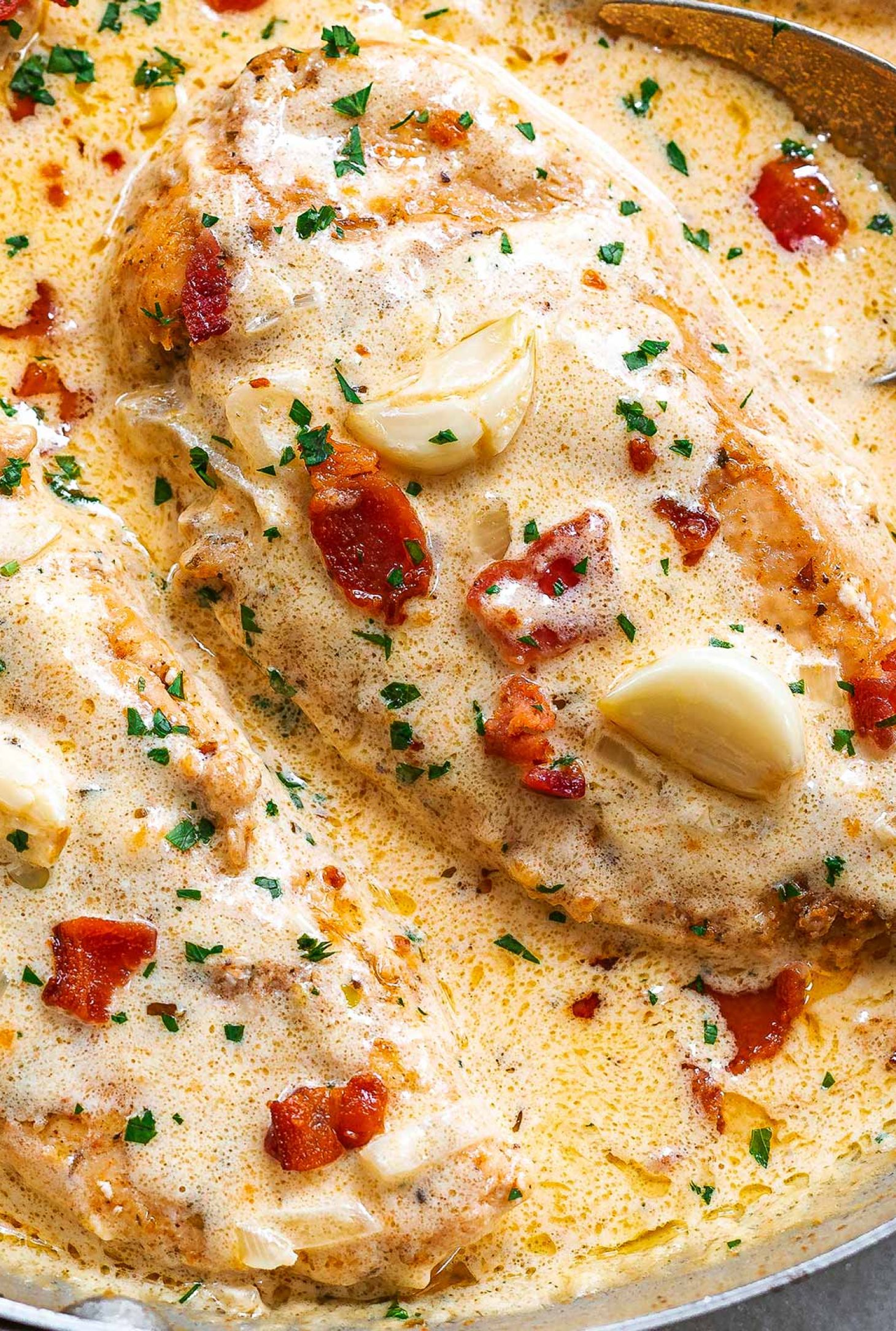 Creamy Garlic Chicken Breast with Crispy Bacon - #recipe by #eatwell101 - https://www.eatwell101.com/creamy-garlic-chicken-breasts-recipe