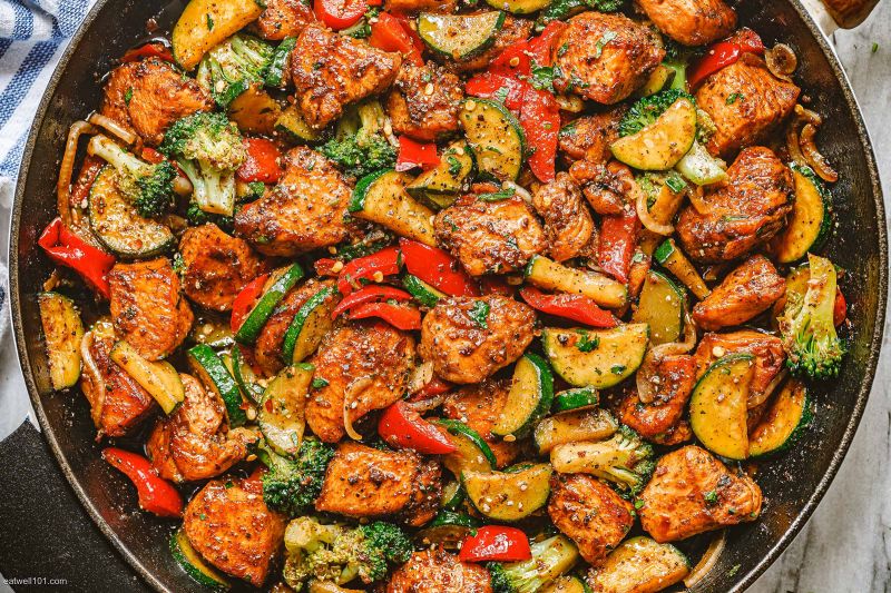 https://www.eatwell101.com/wp-content/uploads/2021/07/Healthy-Chicken-with-Vegetable-Skillet-1-800x533.jpg