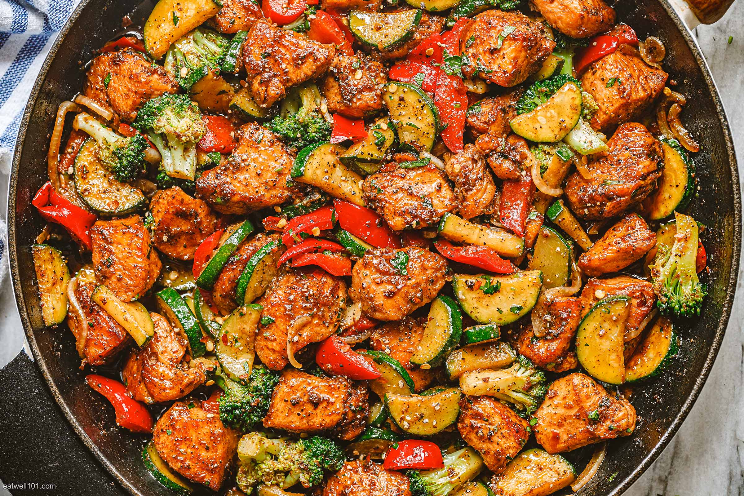 https://www.eatwell101.com/wp-content/uploads/2021/07/Healthy-Chicken-with-Vegetable-Skillet-1.jpg