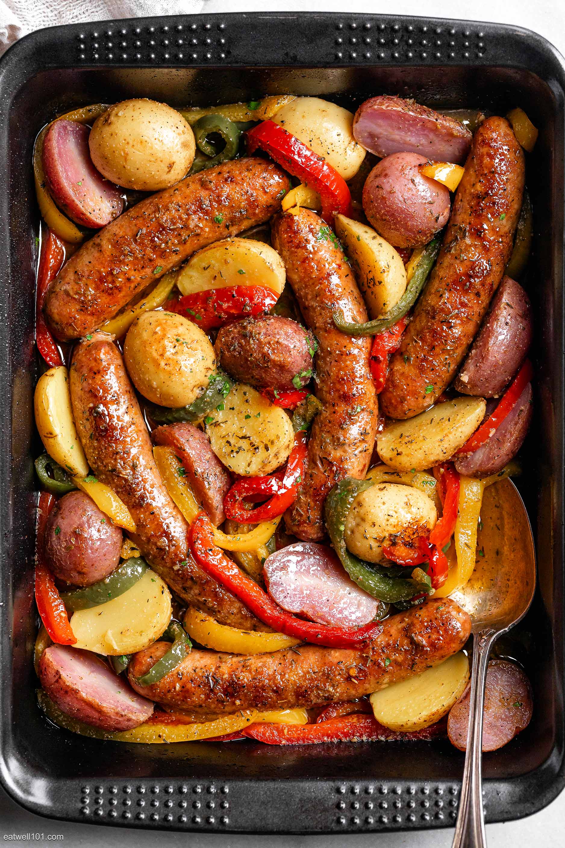 https://www.eatwell101.com/wp-content/uploads/2021/10/sheet-pan-sausage-peppers-onions-and-potatoes.jpg