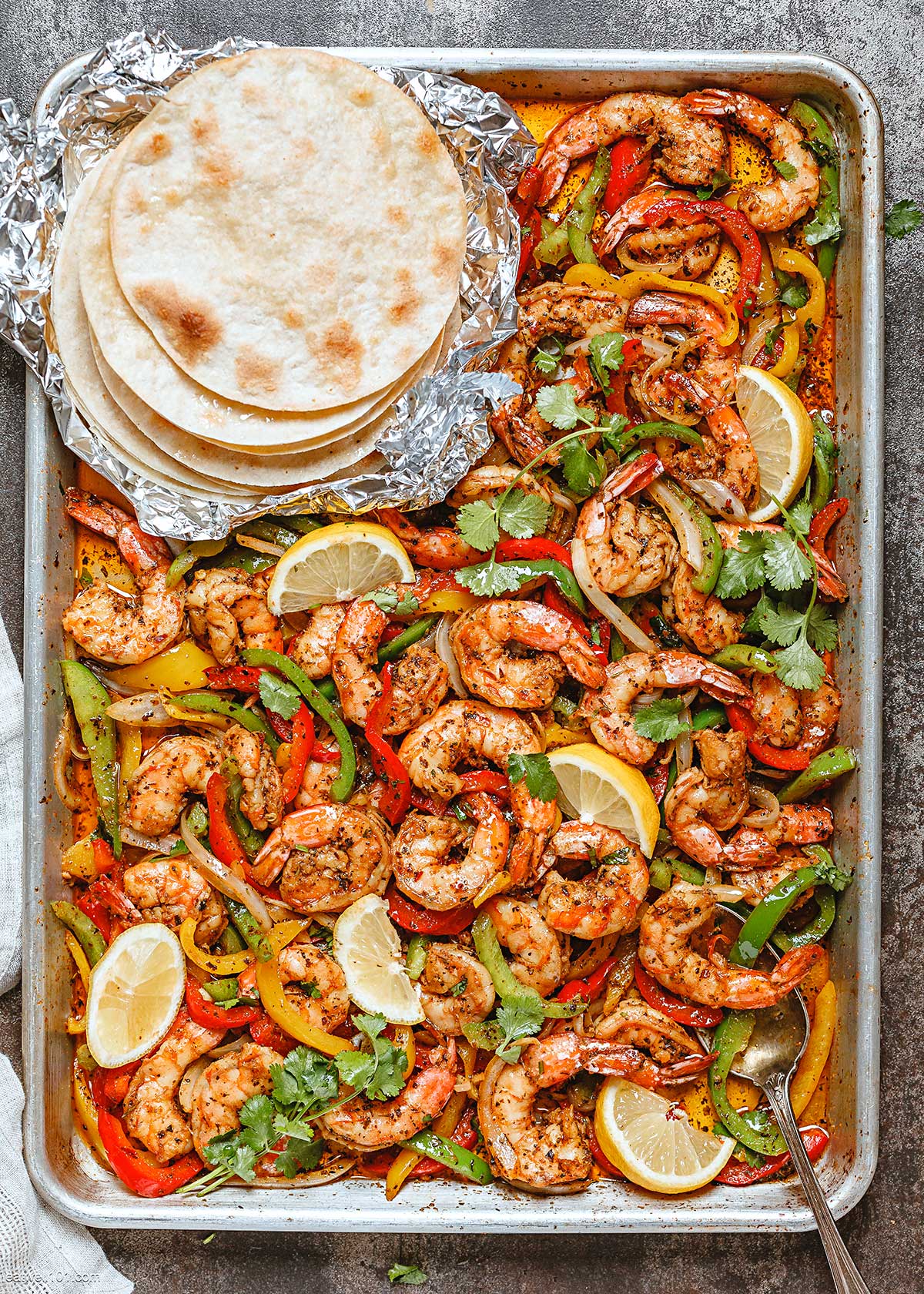 https://www.eatwell101.com/wp-content/uploads/2022/02/Baked-Shrimp-Fajitas-Recipe.jpg