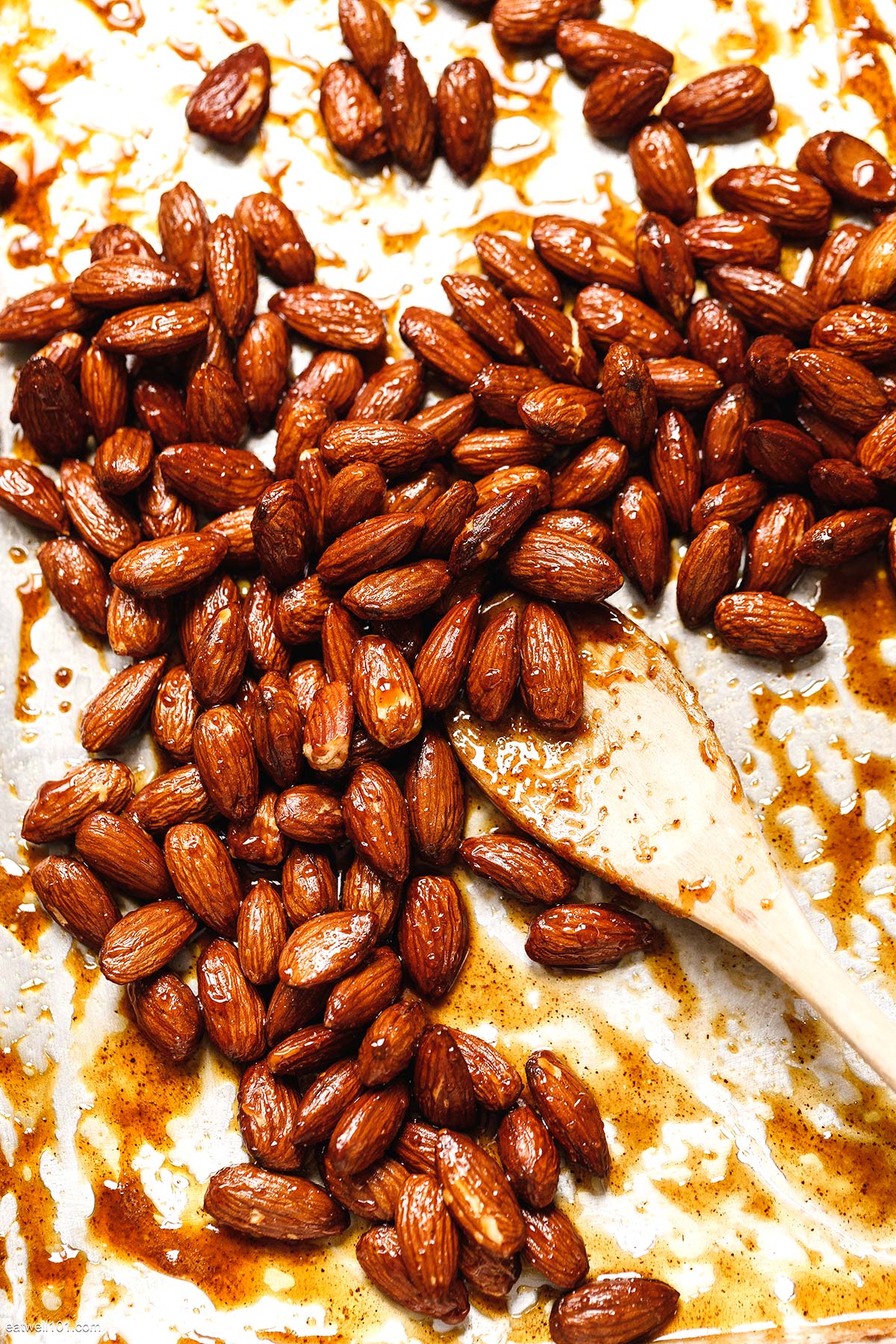 Sweet And Savory Roasted Almonds Recipe How To Roast Almonds With Salt — Eatwell101 8371