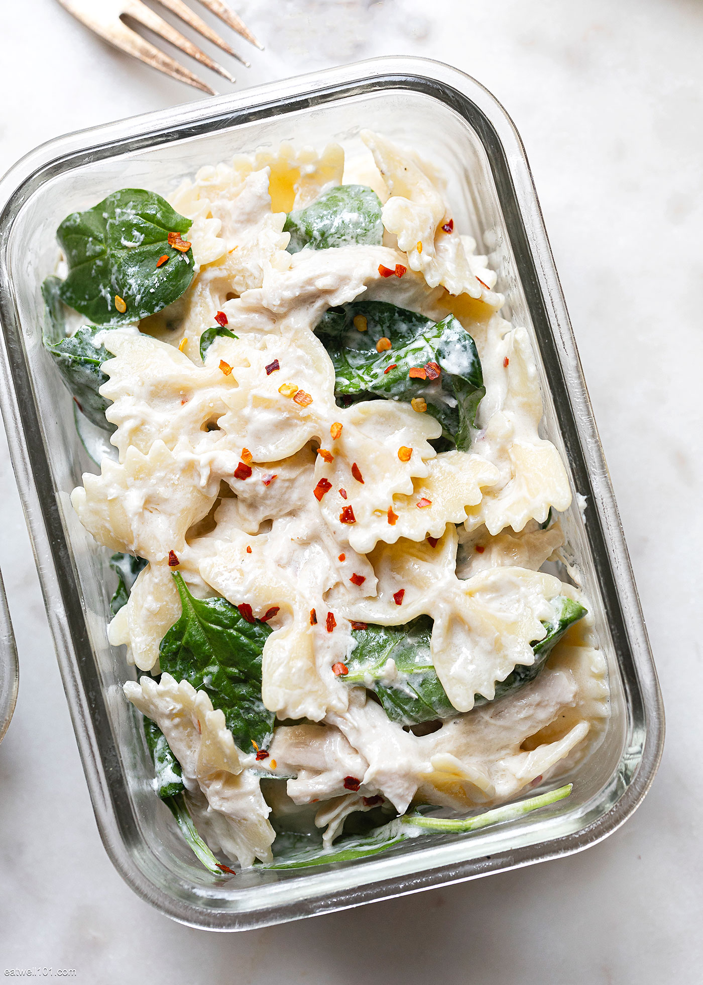 https://www.eatwell101.com/wp-content/uploads/2022/04/chicken-spinach-pasta-salad-recipe.jpg