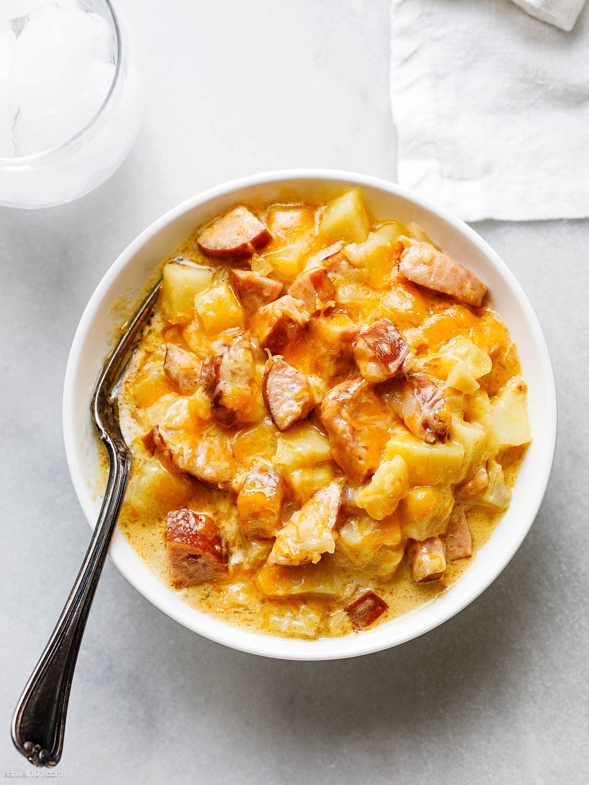 https://www.eatwell101.com/wp-content/uploads/2022/10/one-pot-sausage-and-potatoes.jpg