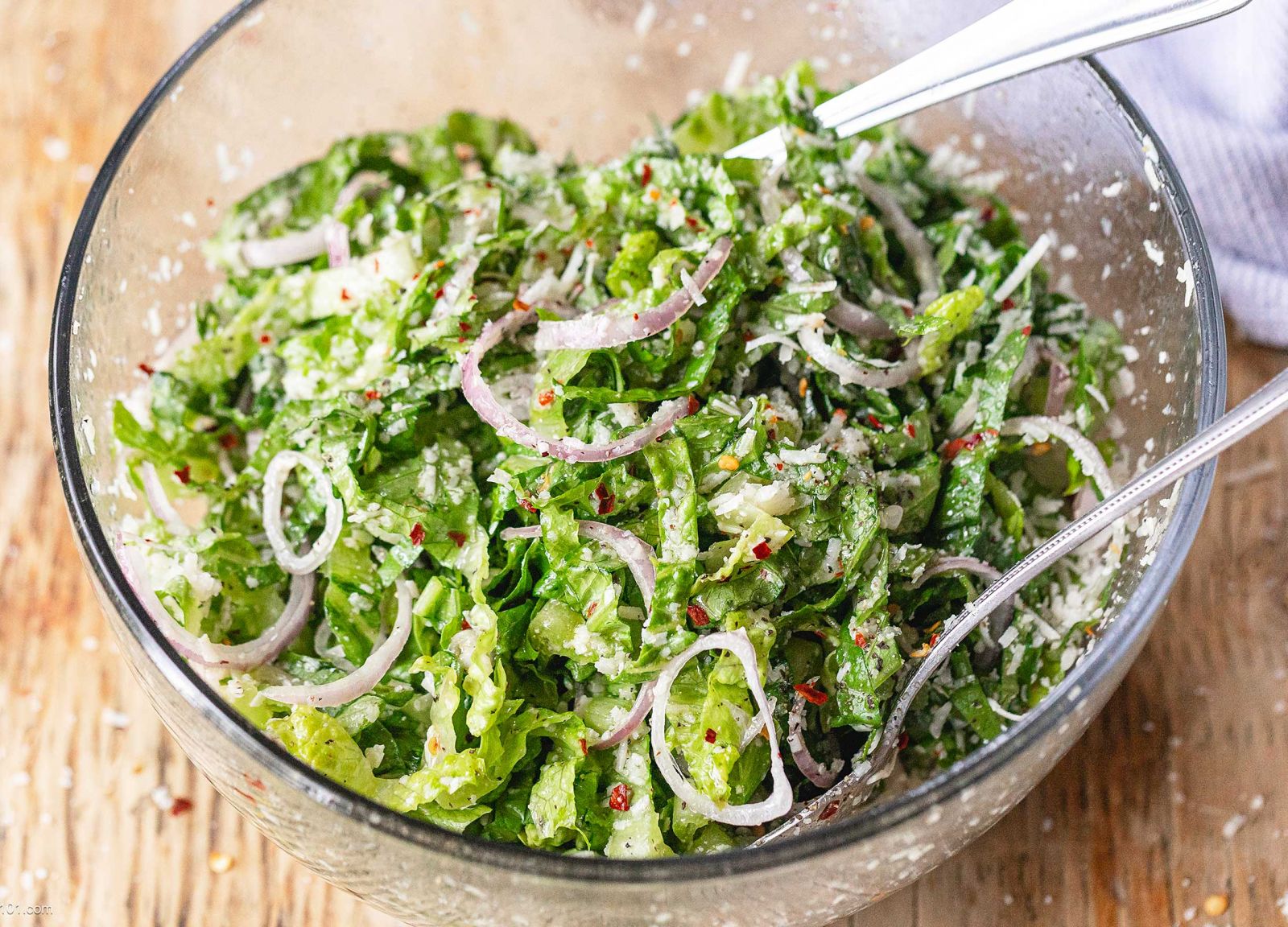 https://www.eatwell101.com/wp-content/uploads/2023/01/Parmesan-Chopped-Salad-1600x1152.jpg