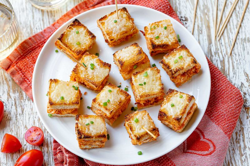 https://www.eatwell101.com/wp-content/uploads/2023/02/Mini-Grilled-Cheese-Sandwiches-800x533.jpg