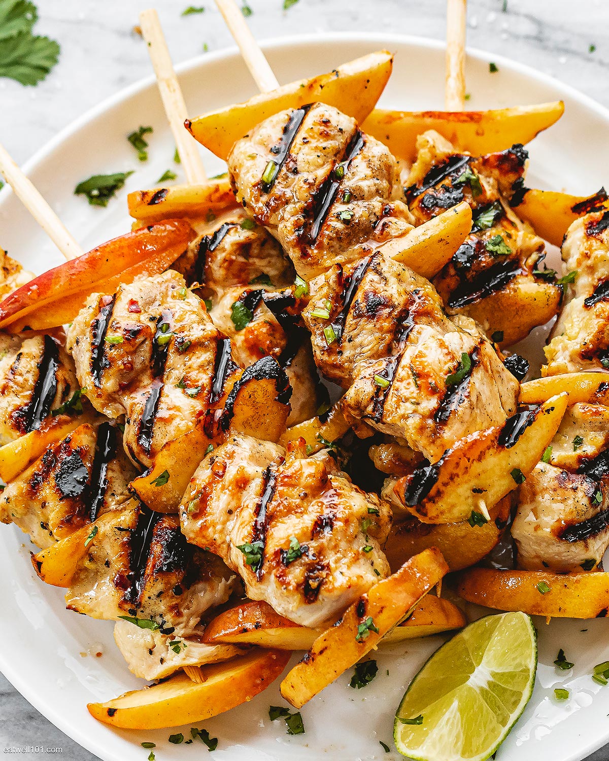 https://www.eatwell101.com/wp-content/uploads/2023/05/grilled-chicken-peach-kebabs-recipe.jpg