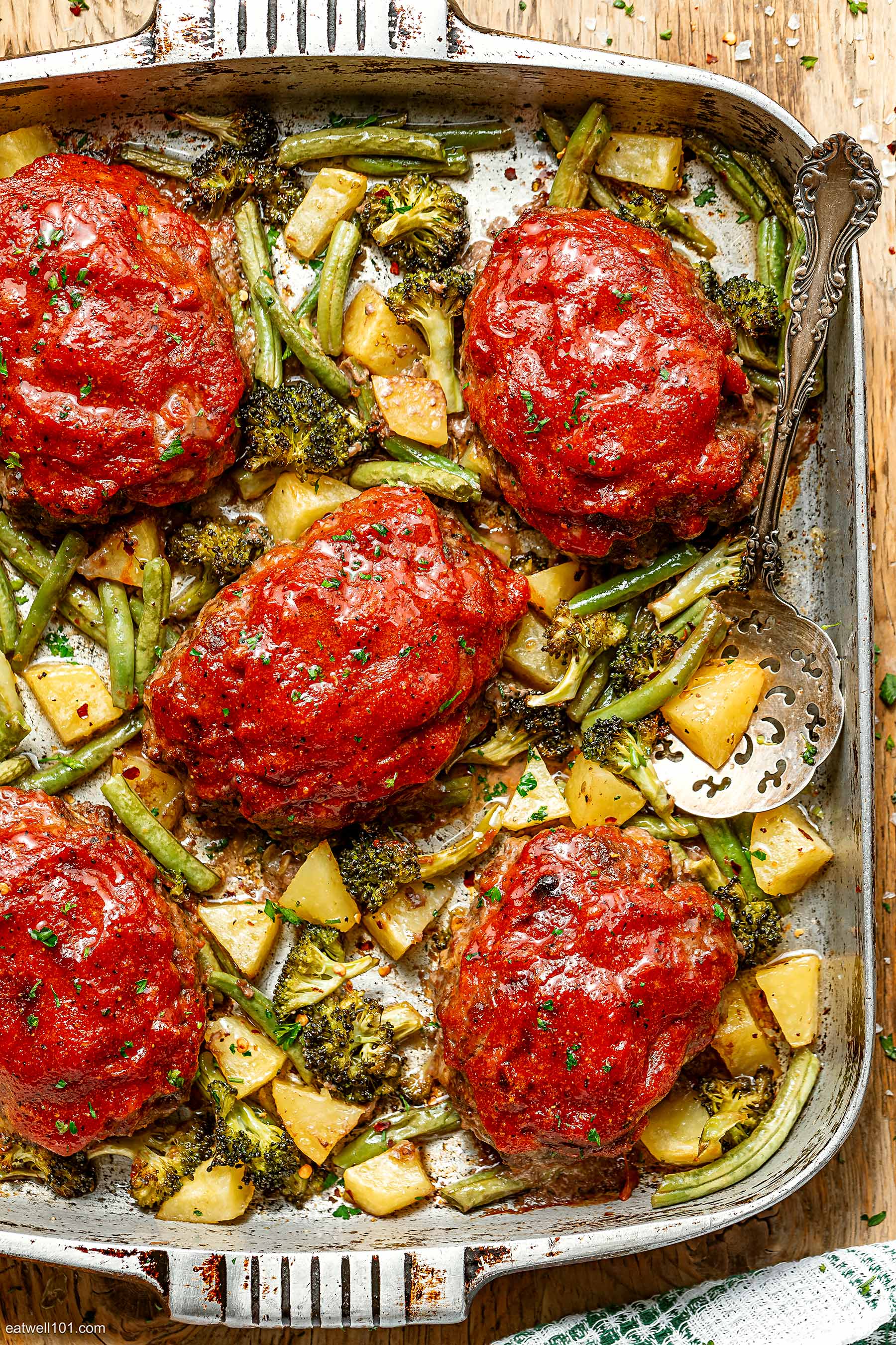 https://www.eatwell101.com/wp-content/uploads/2023/09/sheet-pan-meatloaf-with-veggies-recipe.jpg